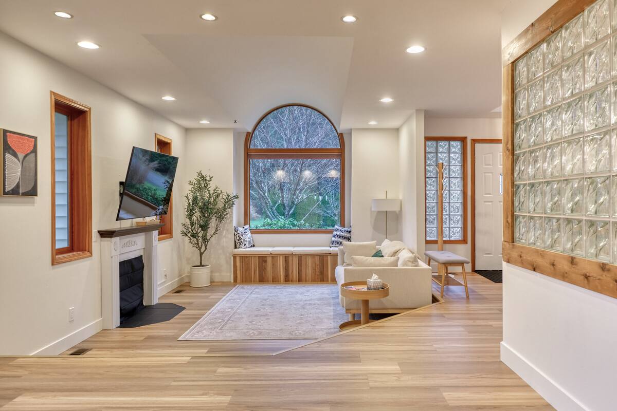 Point Roberts vacation rental — Spacious kitchen & dining