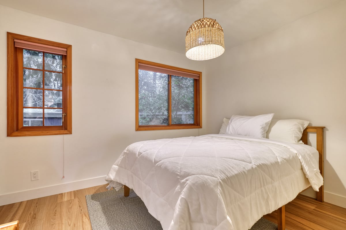 Bedroom 2 — 1 Queen bed in Point Roberts vacation rental