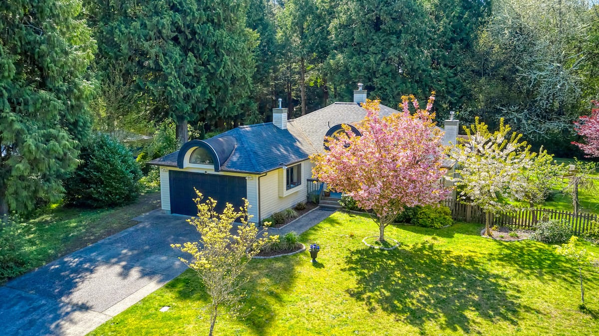 Spacious 3-bedroom vacation rental retreat in Point Roberts, WA with fireplace and garden